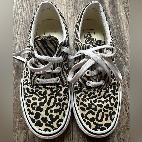 Women’s size 6.5 Vans - Picture 1 of 4